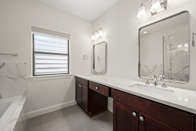 Foto del edificio - 742 W 24th St