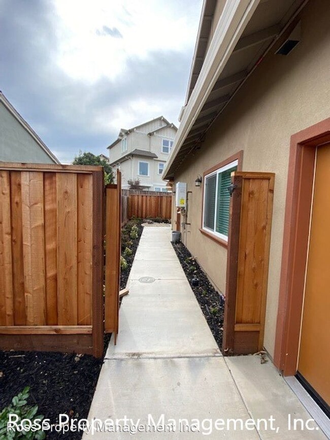 Building Photo - 2 br, 2 bath House - 3075 Callaghan St. Un...