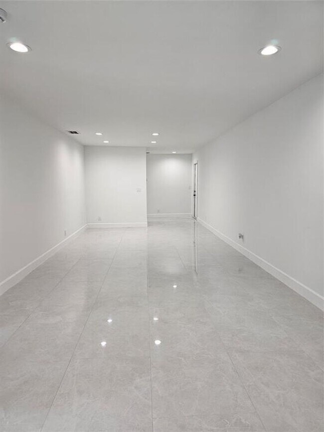 Foto del edificio - 9557 NW 2nd Pl