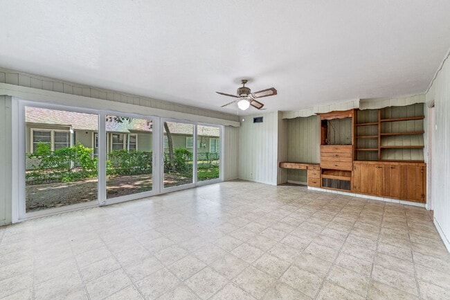 Foto del edificio - 4 bedroom one block from campus!