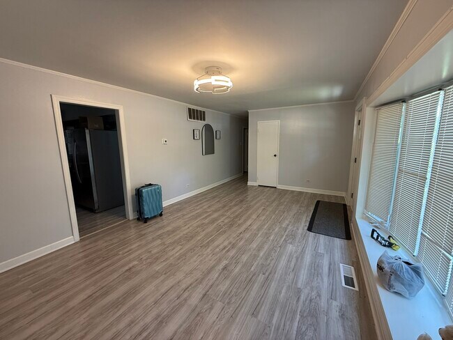 Foto del edificio - 452 Indianwood Blvd