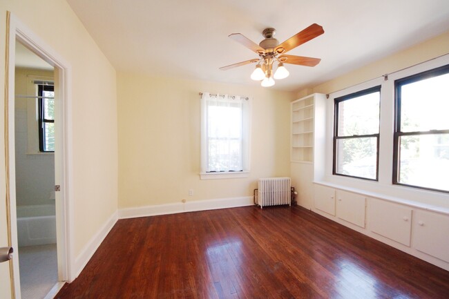 Foto del edificio - Sun-filled 1BR Condo in Cleveland Park