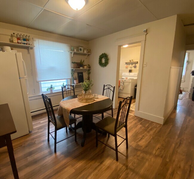 Dining area - 328 S Broad St