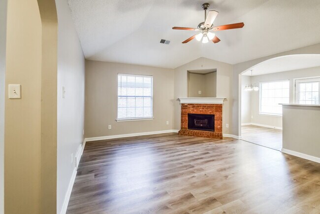 Foto del edificio - 1107 Breezy Valley Dr