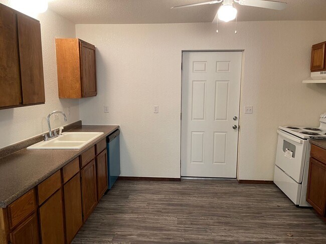 Foto del edificio - 3 bed 1 bath all new inside, fenced yard, Blanchard Schools!