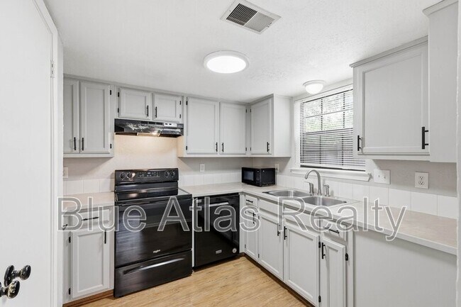 Foto del edificio - 3313 Gardenview Cir