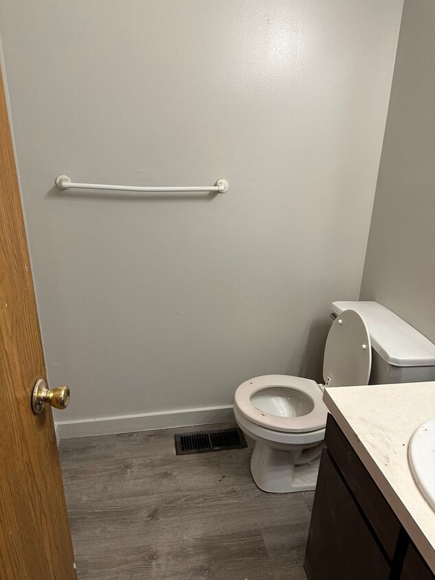 Building Photo - 3bd Single Section 8