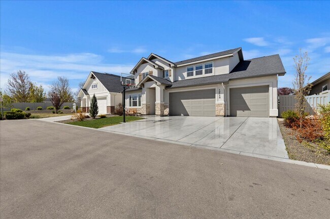 Foto del edificio - 5 Bed 3 bath Golf Course Neighborhood