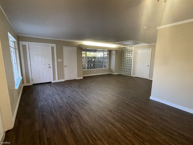 Building Photo - 3 br, 1 bath Duplex - 2233 W Oak St Apt 101