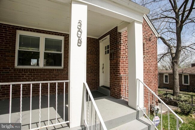 Building Photo - 308 Quackenbos St NE