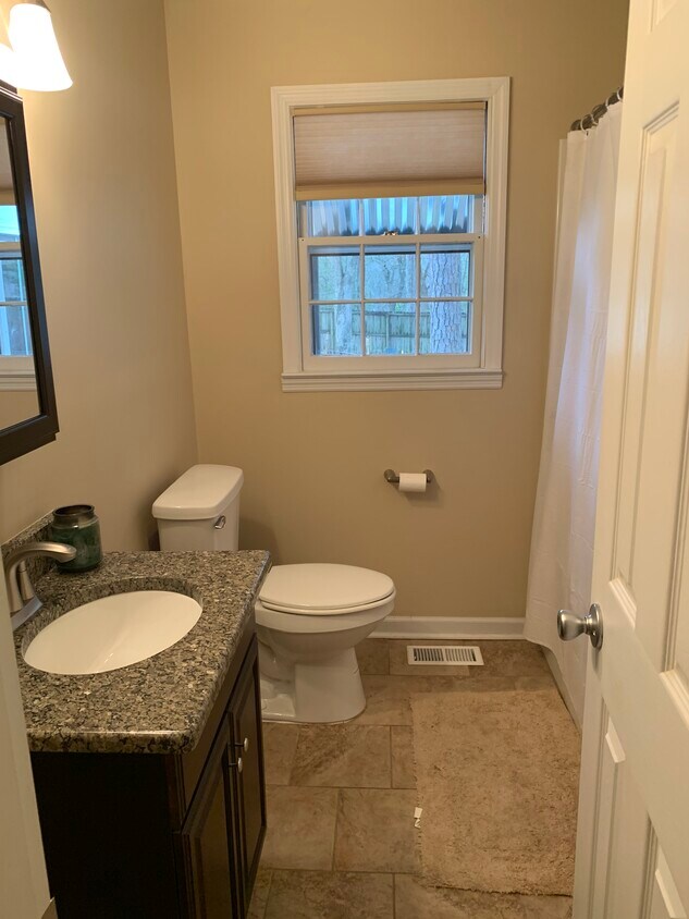 Hall bath - 1554 Cain Rd
