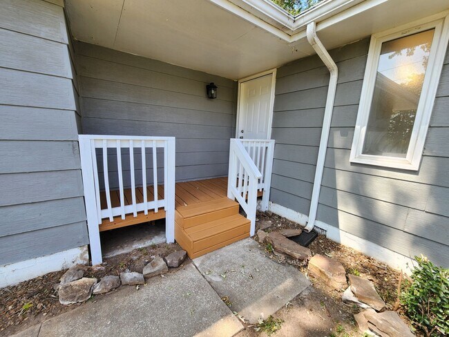 Building Photo - Spacious 3-Bedroom, 2-Bathroom Home AVAILA...