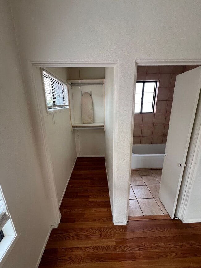 Building Photo - Charming 1x1 in Historic Old Town! Beautiful Original Hardwood Floors + Prime Location