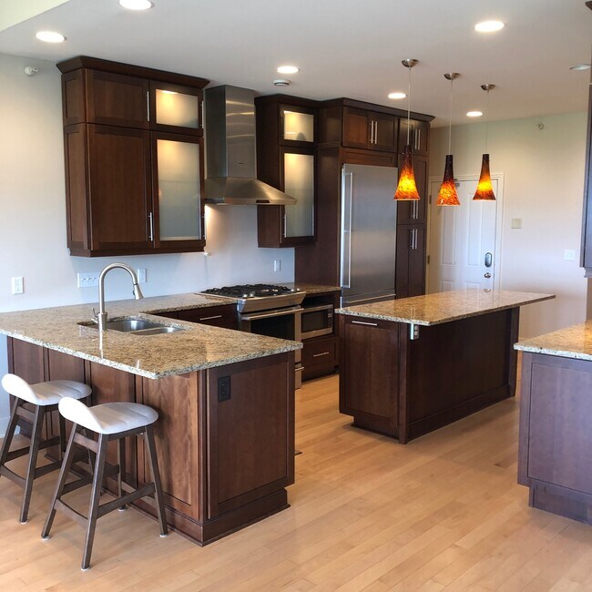 Building Photo - Beautiful, Furnished Luxury Condo on Lake ...