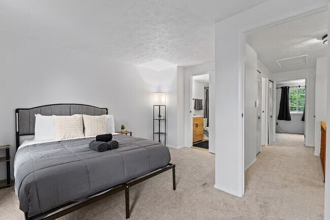 Foto del edificio - The Gunners Lake Gem | Modern 2BR Furnished Townhouse