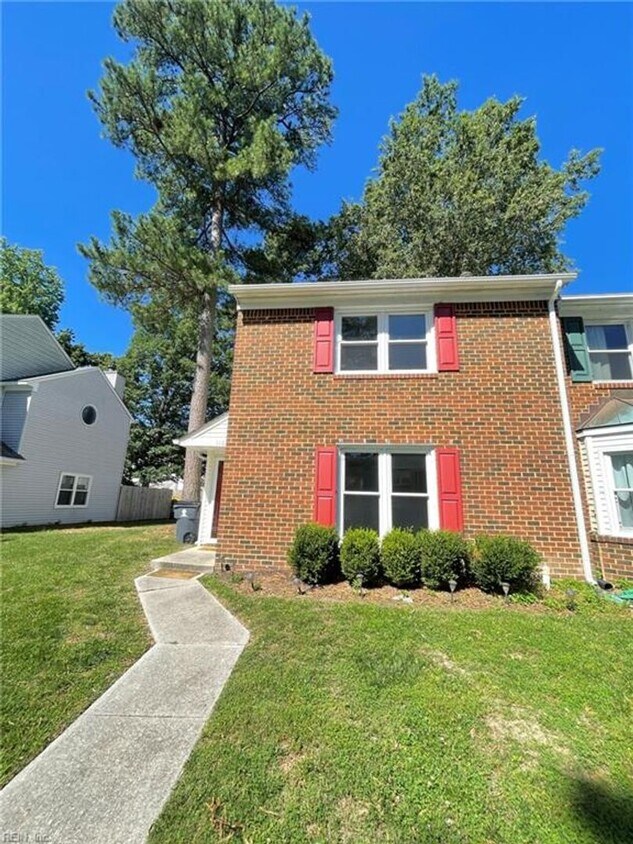 Foto principal - 3 BED / 2 BATH TOWNHOME