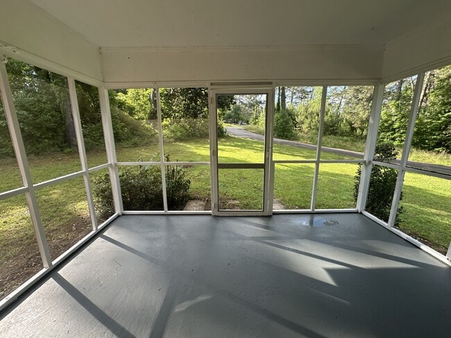 Building Photo - 147 Riverside Dr