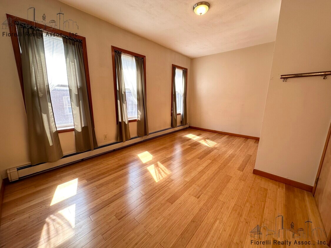 Foto principal - 182 Salem St