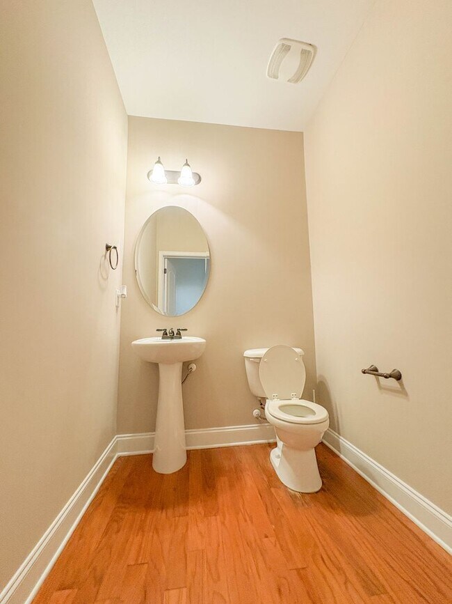 Foto del edificio - Coming Soon: 3 Bedroom 2.5 Bath - No Pets