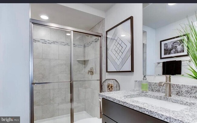 Foto del edificio - 5764 Frederick Douglas Pl