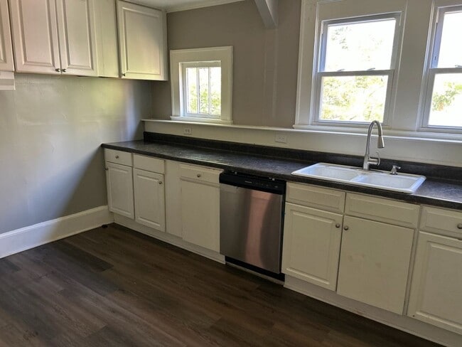 Foto del edificio - 3 Bedroom 1.5 Bath Home Available for Rent...