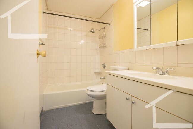 Building Photo - Available July 1. Must-See Unit. Free Laun...