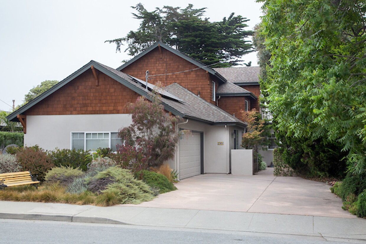 Primary Photo - Ocean View Luxury Home