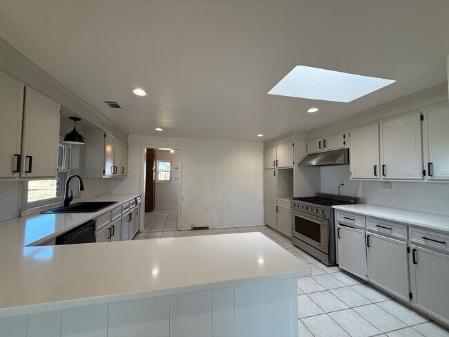 Foto del edificio - Spacious 2 Bedroom on 1 Arce -Texico Schools