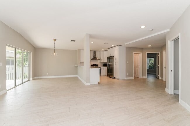 Foto del edificio - Sunny Lakeview 3BR / 2BA Home in Gated Community in North Naples, FL