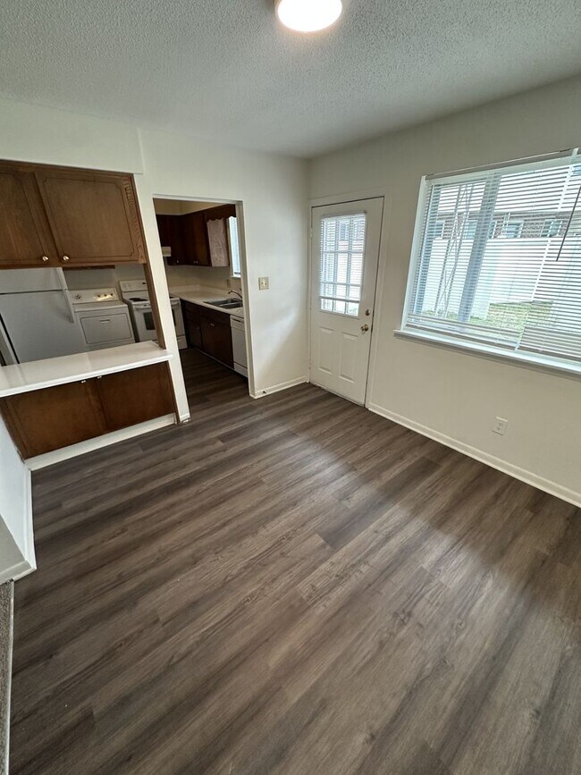 Building Photo - 3 Bedroom 2.5 Bathroom Condo!