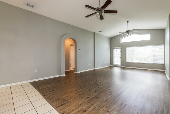 Building Photo - 543 Emerald Cove Loop