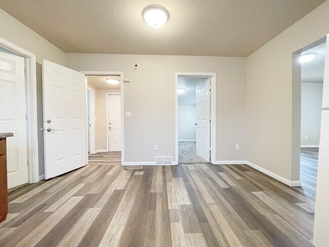 Building Photo - Quaint 3 Bedroom in NW Minot