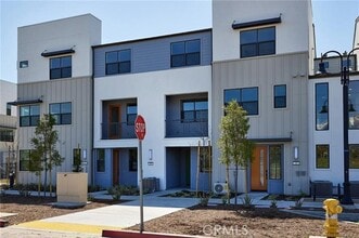 Building Photo - 944 N Divino Privado