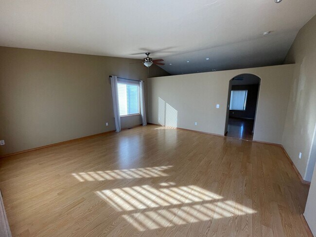 Building Photo - Three Bedroom Two Bath in West Richland