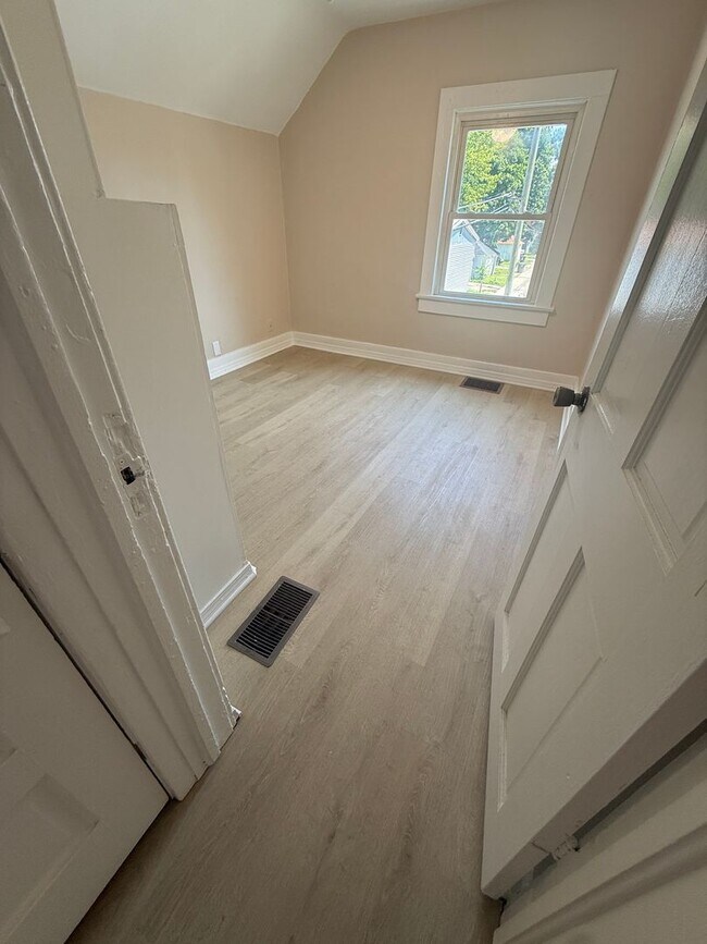 Foto del edificio - Fully Renovated 4-Bedroom Home – Minutes from Electric Works & Downtown Fort Wayne!