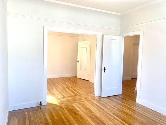 Building Photo - Richmond Dist. Bright 1 Bed/! Bath Flat w/ Hardwood Floors and Walk In Closets