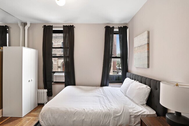 Building Photo - Queen room in 3-bed/1.0-bath Home