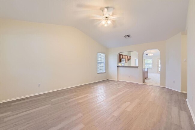 Foto del edificio - 716 Scheel Rd