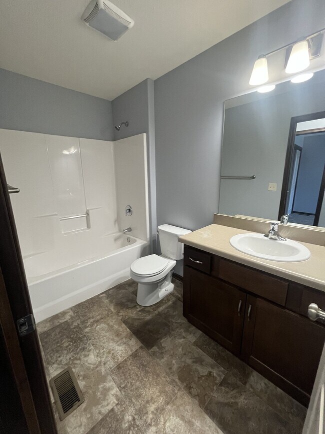 Foto del edificio - Newer 3-Bed Townhome in NW Columbus, attached double car garage and private back yard!