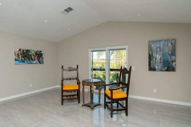 Foto del edificio - 6088 De La Rosa Ln