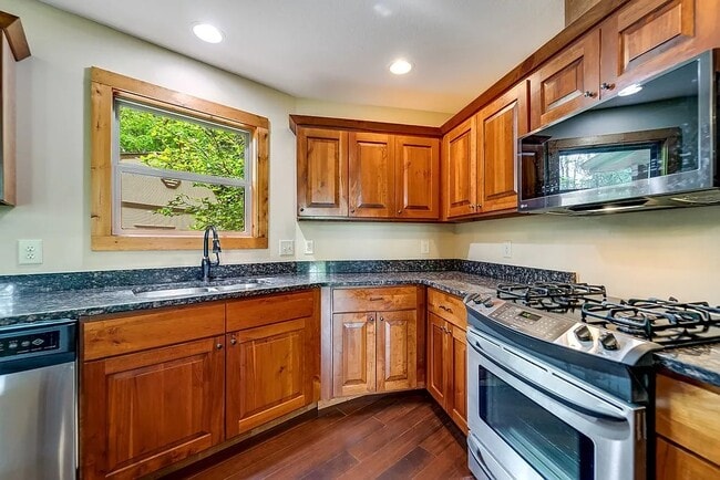 Foto del edificio - 651 Chalk Hill Rd