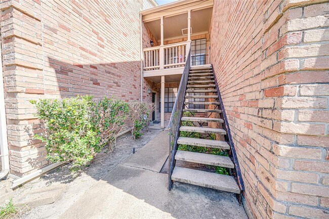 Building Photo - 2255 Braeswood Park Dr