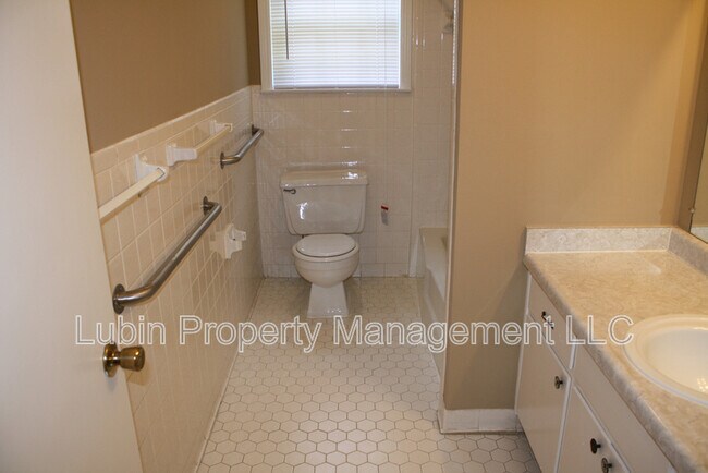 Building Photo - 4640 Plato Ave
