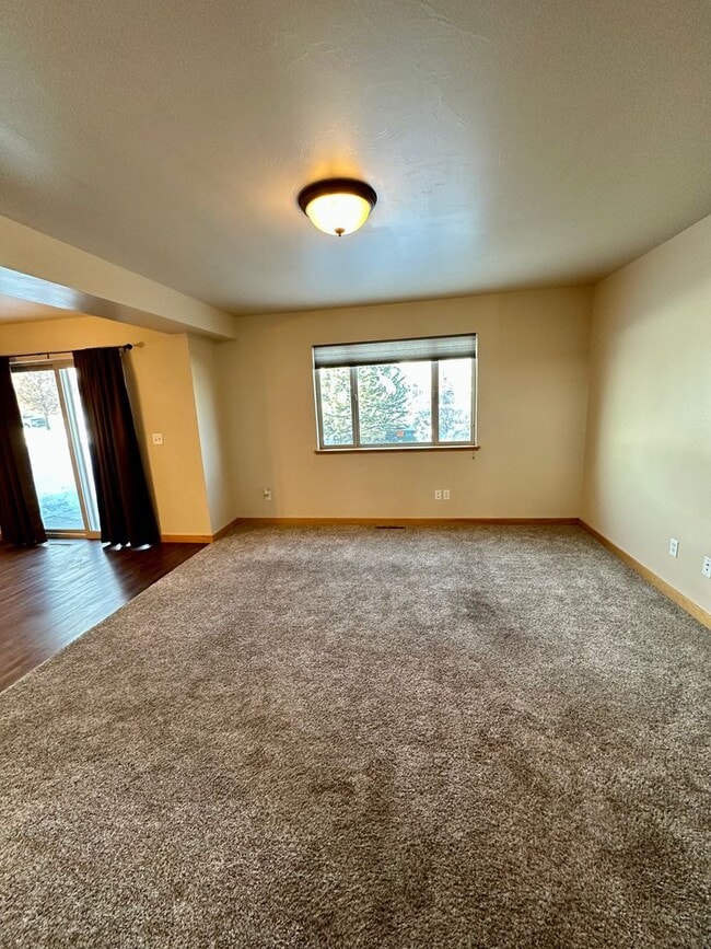 Foto del edificio - Spacious & Updated Townhome in Broadwater Court!