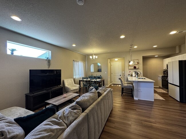 Foto del edificio - Stunning 3 Bedroom Townhouse Located in No...
