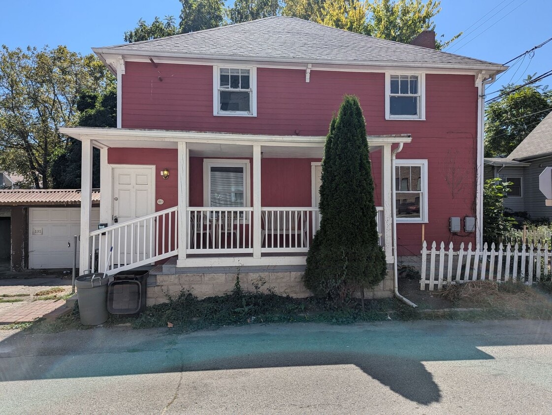 Primary Photo - 131 1/2-131-132 E Pleasant St