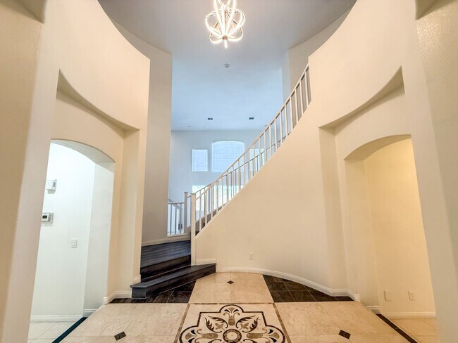 Foto del edificio - SPACIOUS HOME IN GATED COMMUNITY WITH POOL, RV PARKING & 4-CAR GARAGE!