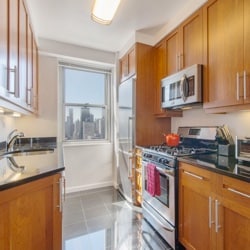 Primary Photo - 300 E 75th St