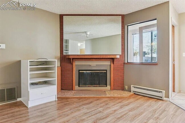 Building Photo - CHARMING 2BD/2BA CAP HILL Condo! Garage Pa...