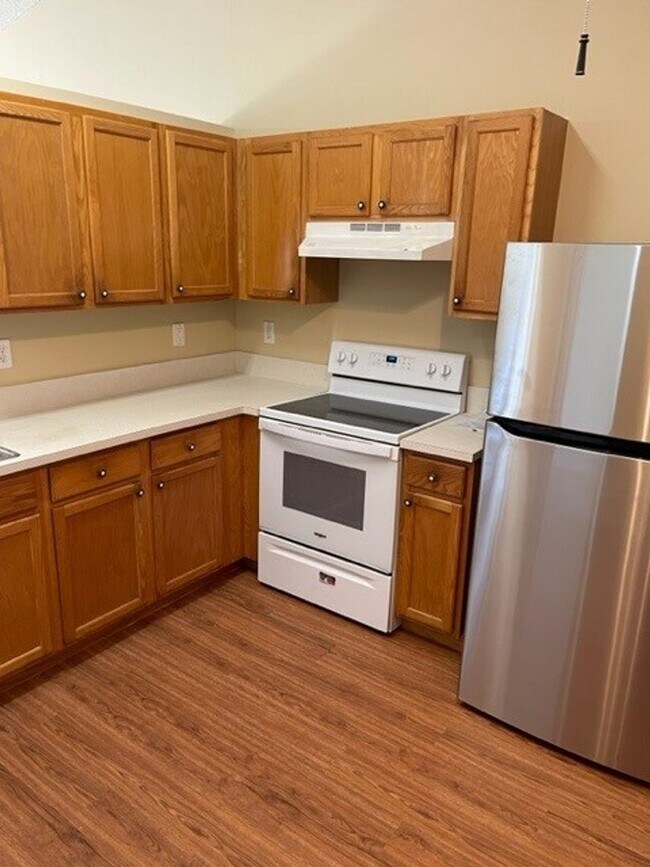 Building Photo - 3BR/2BA IN EAGLE LAKE COMMUNITY